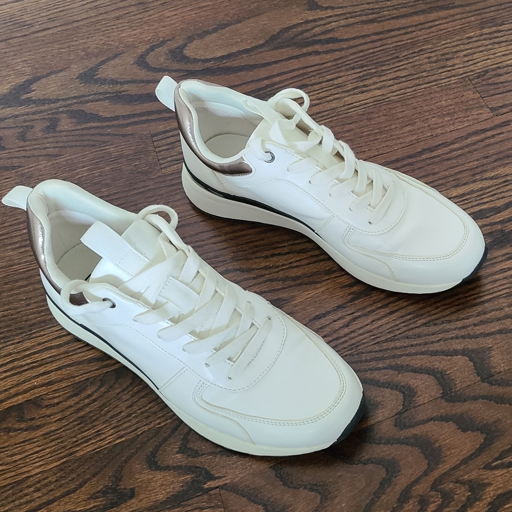 Like New Women's Athletic/Leisure white shoe. size 8